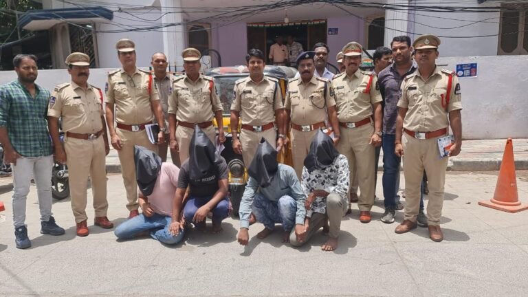 A man with more than 30 cases between three arrested for a chain snippet