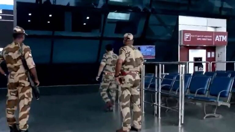 Fighter Jet British Navy performs an emergency landing at Thiruvananthapuram Airport | Tech Word News