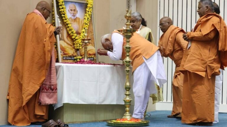 Sivagiri Madhom Head says Modi embodies the features of Mahatmy Gandhi