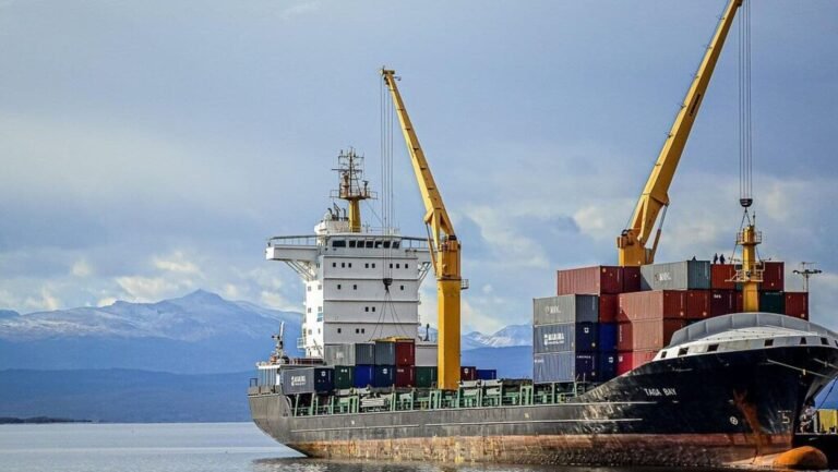 A cargo ship with 22 on board the role on the coast of Alaska; The American Coast Guard responds, says “nobody hurt” | The news today