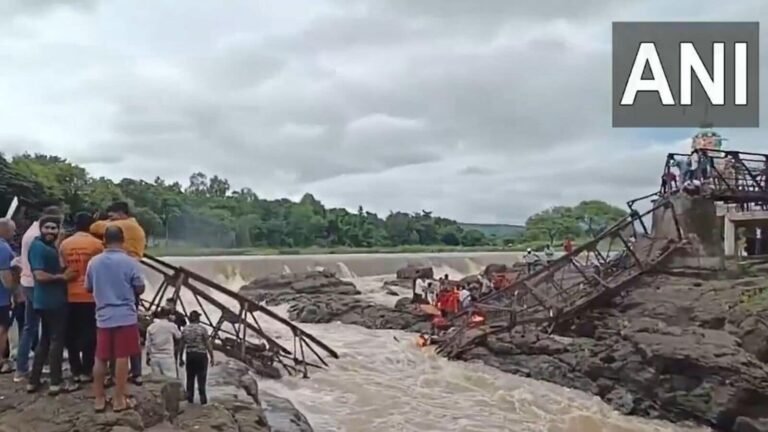 NEWS PUNE: BRIDGE OVER INRAYANI RIVER will collapse; 2 people die, 15 swept when NDRF starts rescue operations Tech Word News
