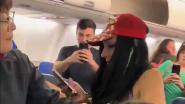 The shocking video shows drunk passenger to grab female hair and spit on it on the flight NYC | Tech Word News