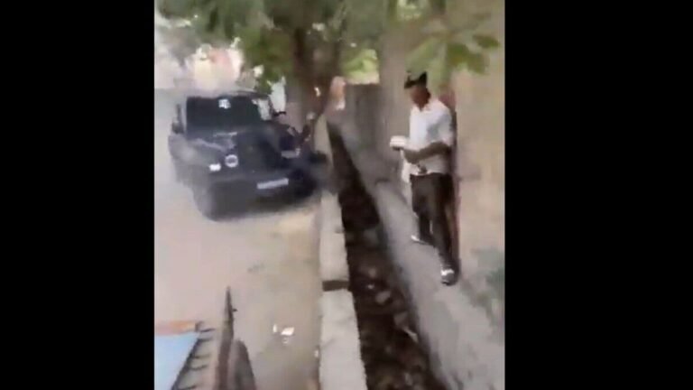 Road Rage caught on the camera: The speed of Thar Rams to man, sends him to fly to the outflow The news today