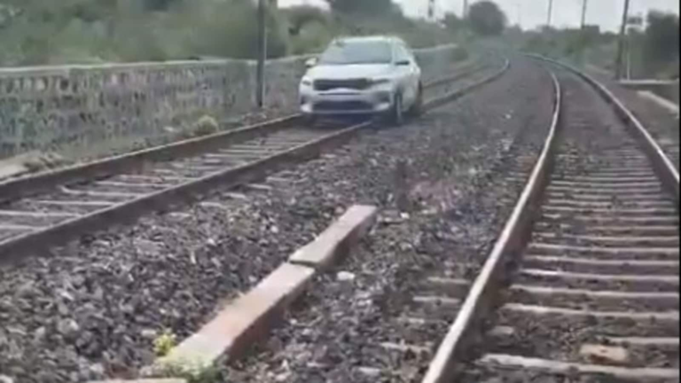 Bizarre! A woman drives a car to Hyderabad Railway track under “influence of alcohol”, hit several train services Tech Word News