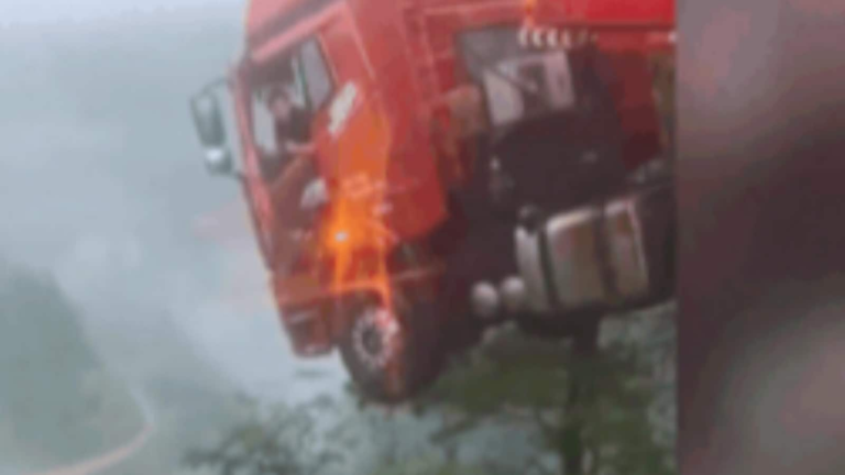 The bridge’s collapse in China leaves a truck with a driver hanging in the air-Stick the frightening video | Tech Word News
