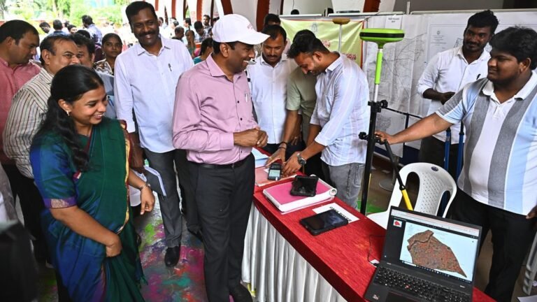 Employees should gain public confidence through sincerity and fictional services, says official