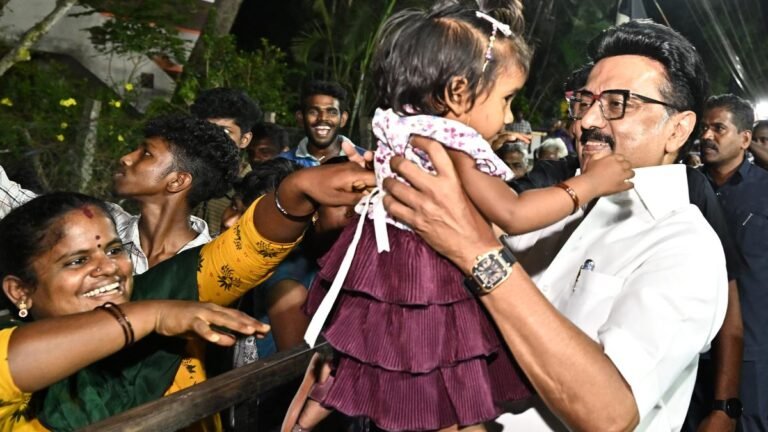Stalin holds a roadshow in Mayiladuuthurai, presents the statues of Karunanidhi in many places