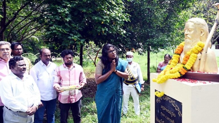 The collector of the district Eluru pays honors for the freedom of warrior Alluri Sitharama Raju