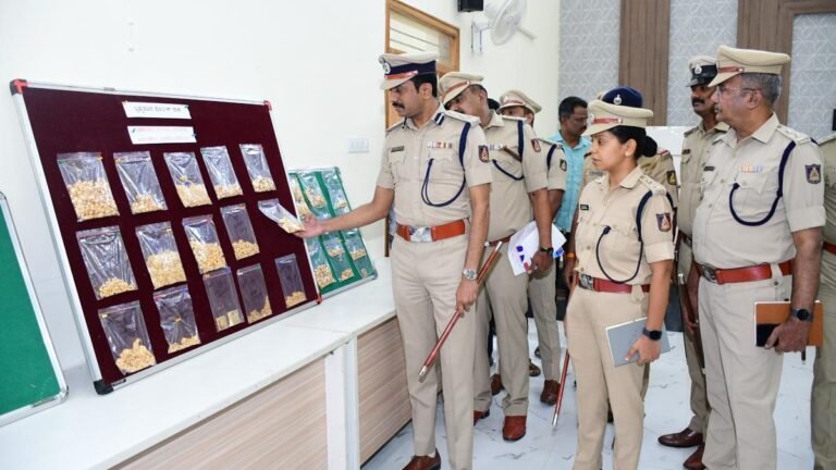 Three of the interstate gang arrested, gold worth 2.10 crore and £ 4.8 lakh in cash