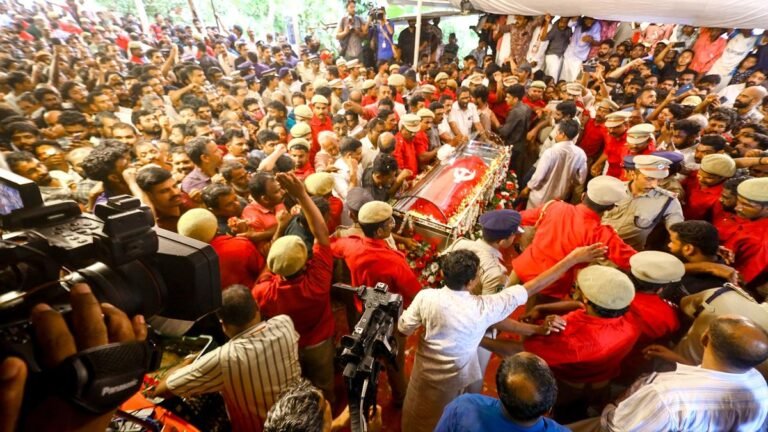 Vs Achuthanandan’s Last Journey attracts thousands of