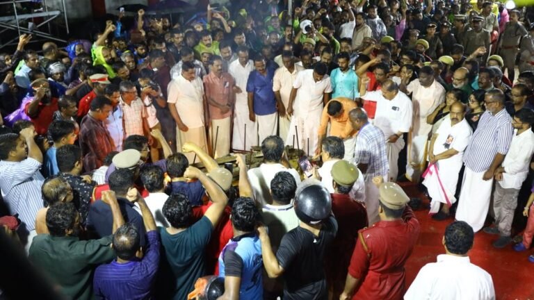 Kerala offers tear farewell with vs Achuthanandan