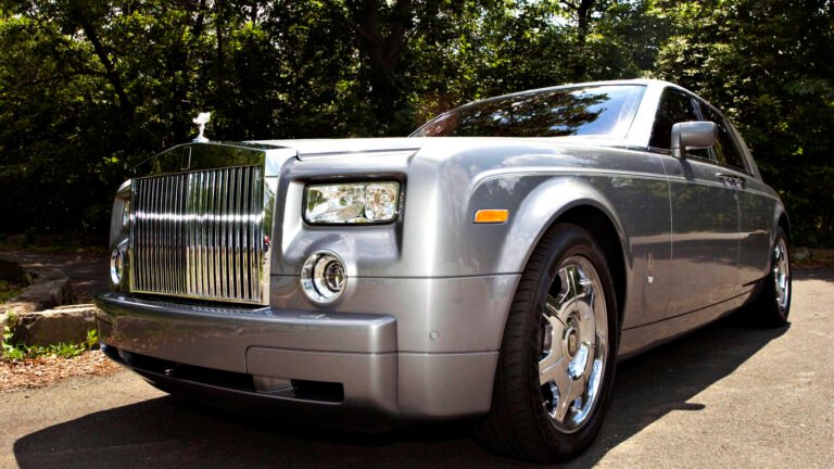 Bollywood Twist in Bengaluru? Amitabh Bachchan, Aamir Khan’s Old Rolls-Royce Cars fined £ 38. Know why Tech Word News