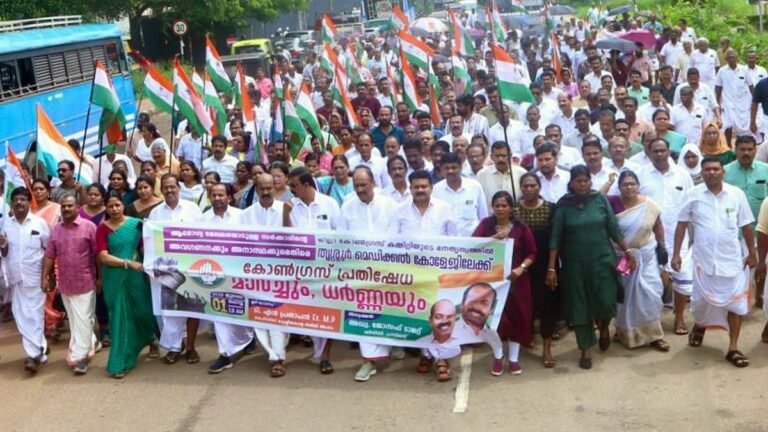 People see everything when Pinarayi covers it: tn prathapan