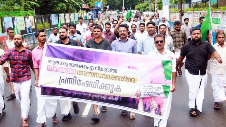 Police use water cannons in Muslim Youth League in Thrissur requiring resignation of the Minister of Health