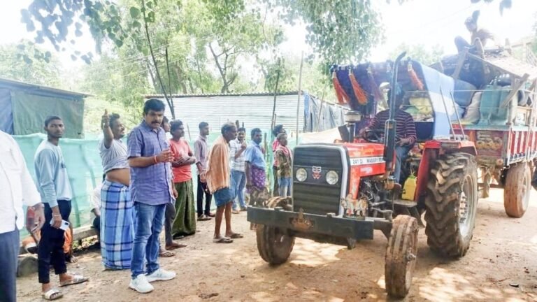 The Godavari floods affect more than 3,000 people in the district of Eluru, embossed camps established with food, medical assistance