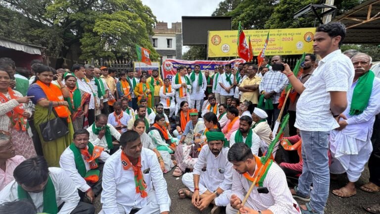 BJP Raitha Morch studies protest against urea deficiency in the State