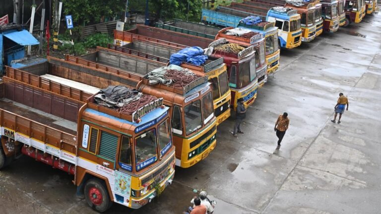 The owners of the truck remove the strike after Karnataka cleans the waiting fees for Anna Bhagya