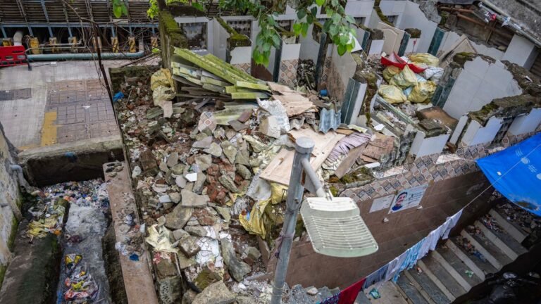 Mumbai reports: Blast cylinder causes a three -storey collapse of chawl in the bandra; 12 people so far rescued Tech Word News