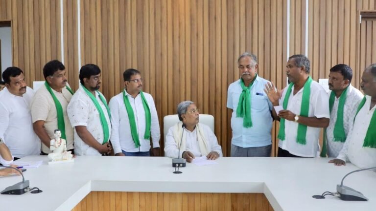 Part of farmers Devanahali meets CM, looking for a compensation of 3.5 crore for acre, jobs for children of losers