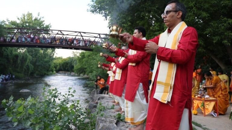 Follow: NRIS re -creates ganga Aarti on the Canadian bank of the river, mix mixed reactions online | Tech Word News