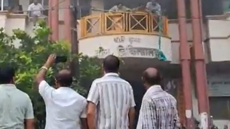 Massive fire explodes in a Harddoi Children’s Hospital, Children rescued by Sari: Video | Tech Word News