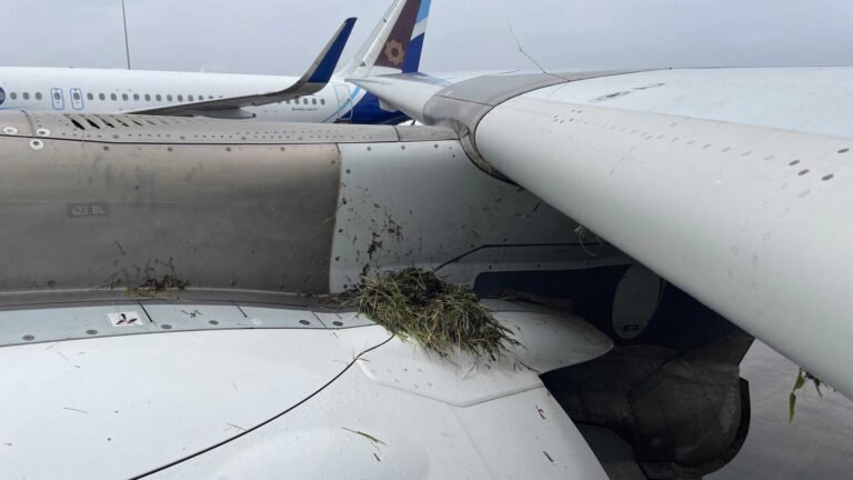 Mumbai Air India by flight slips from landing during landing in the middle of heavy rainfall, three tires cracked | Tech Word News