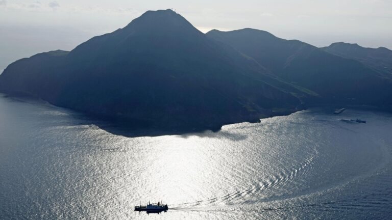 Japanese disaster coming? Tokyo tokyo on the edge as over 1000 shocks of rattles of the Chrastíky tokara islands; The government warns of stronger tremors Tech Word News
