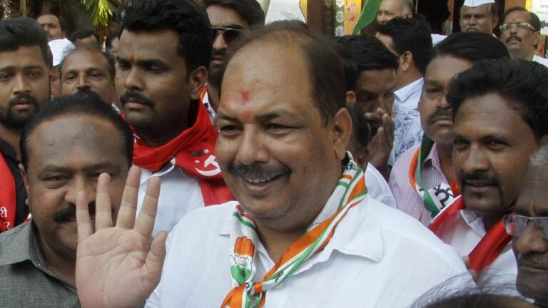 Leader Brigade Sambai Pravin Gaikwad ranked in SOLAPUR for notes against swami Samarth
