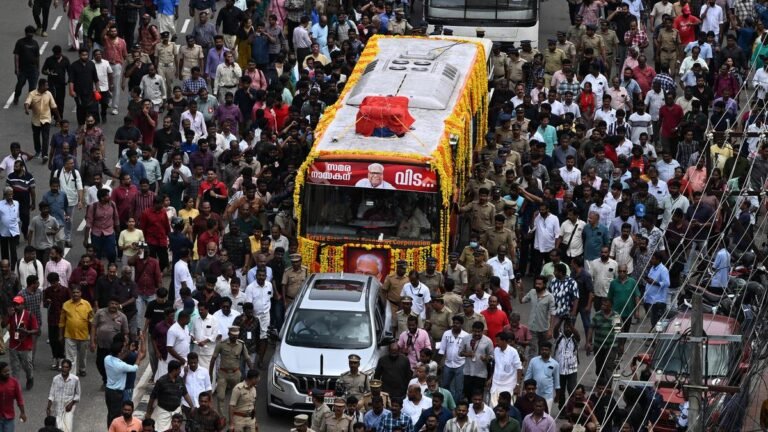 Kerala comes on the streets to offer emotional farewell to vs achuthanandan