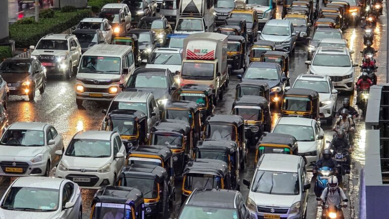 Incredible! Highway Pune-Bangalore blocked by five young people to shoot a reel, booked Tech Word News