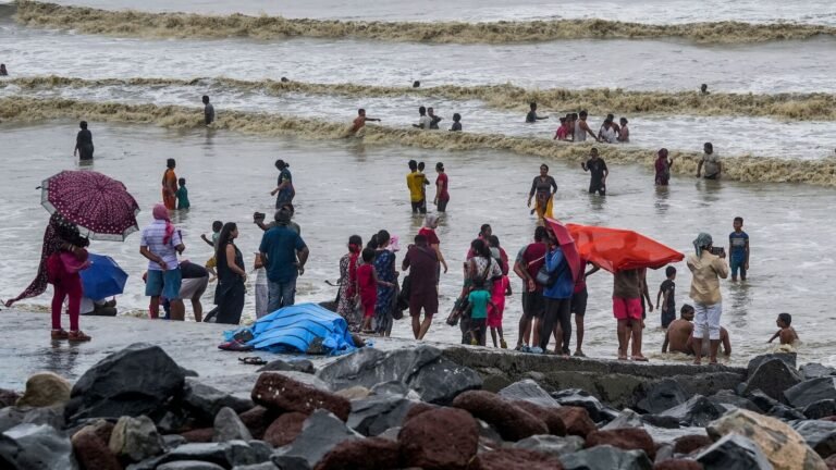 The tent collapses in Bageshwar Dham in Chhatarpur MP after heavy rain, one person killed, four injured Tech Word News