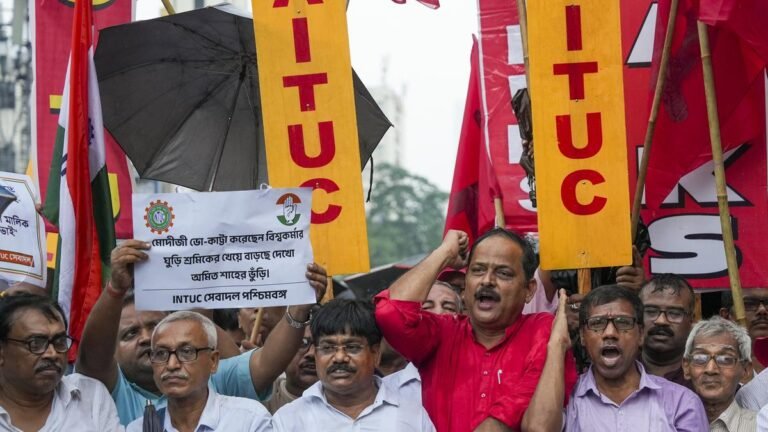 More than 30 crore workers, farmers join the strike against Govt policy.