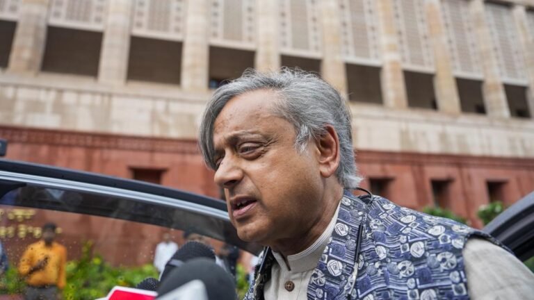 Shashi Tharoor hits K. Muraleedharan over notes about the role of a party