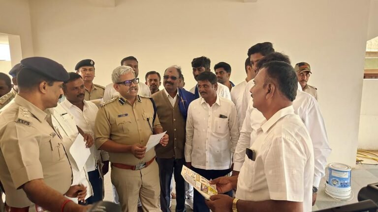 MANE MANEGE POLICE: Vesnimation of women on the outskirts of Bengalur are looking for help in the threat of trade in alcohol