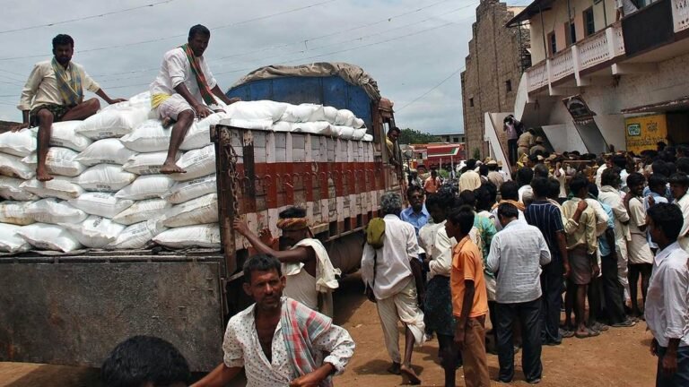 Farmers complain about urea lack; Officials recommend panic, excessive use