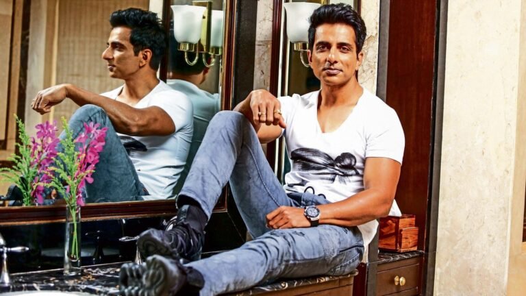 The actor of Son Sood catches the snake with bare hands, the video goes virus; Netizens calls it “another hidden talent” | Tech Word News