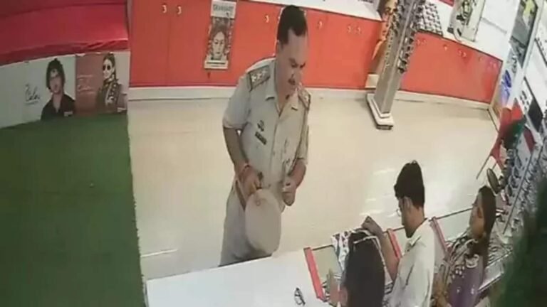 Viral Video: Police officer Mirzapur threatens the merchant on the camera, refuses to pay | Tech Word News
