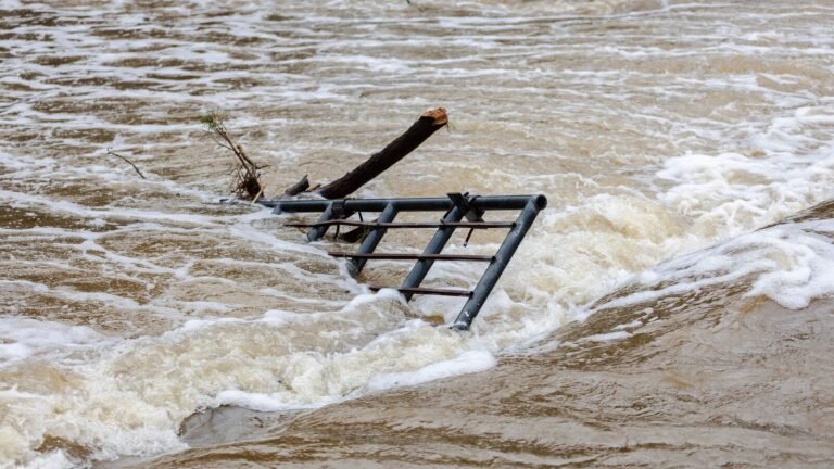 Nepal: Flash flood along the Chinese border sweeps the Miteri bridge with 200 vehicles, one dead | Tech Word News