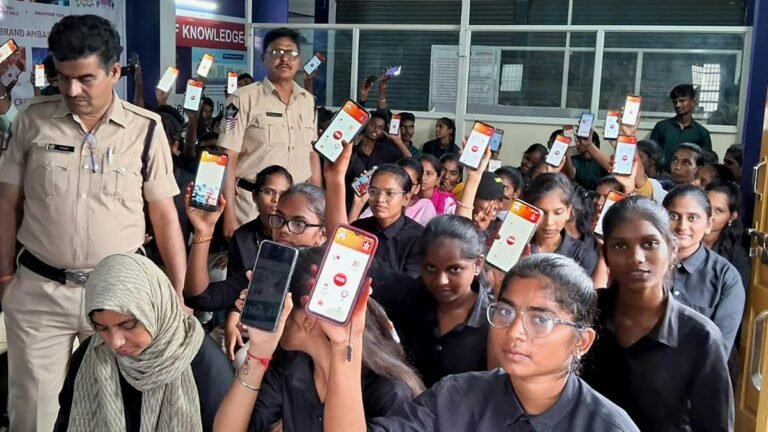 Police Kurnool urges students to install Shakthi