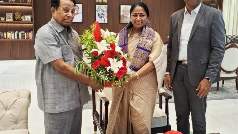 Chancellor Vit greets the main Minister Delhi Rekha Gupta