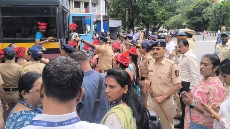 In front of the monsoon meeting of the Mahashtra Assembly Assembly, the inhabitants of the transit camp moved