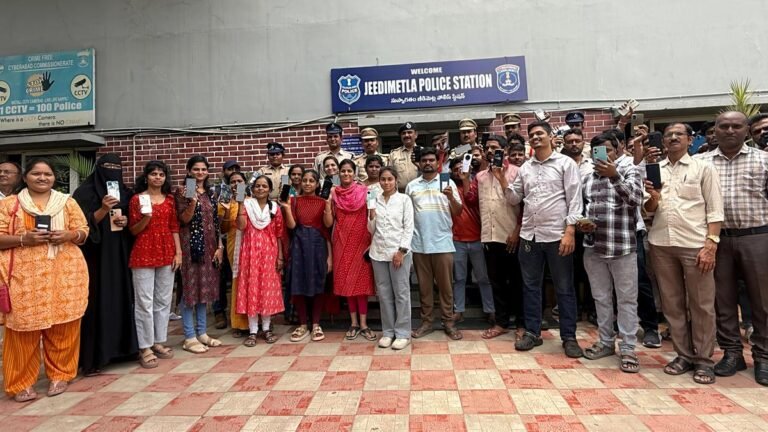 Balanagar Police Return 69 stolen mobile phones worth £ 15.26