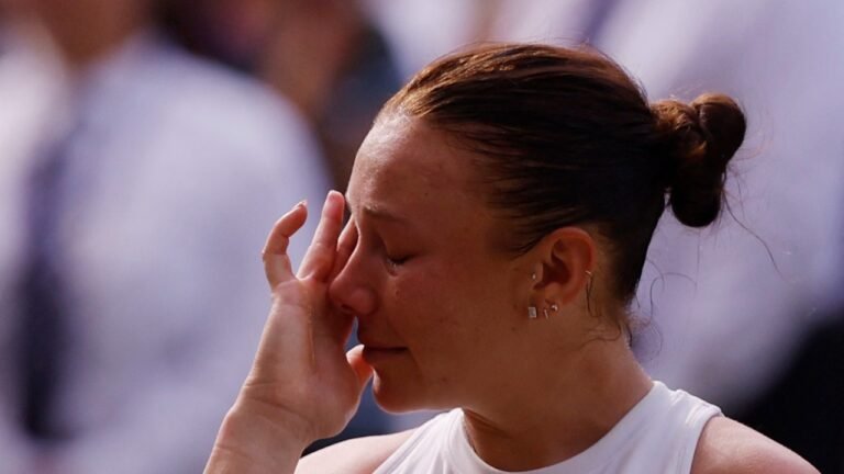 Defeated 0-6, 0-6 Amanda Anisimova is in tears after Wimbledon finals