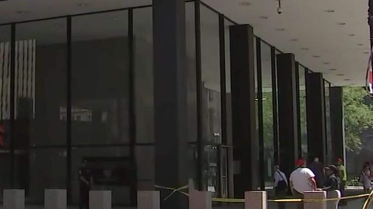 Chicago Federal Court Building evacuated after a man with a knife threatens self -harm Tech Word News