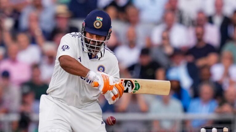 This is character: Sanjiv Goenka greets the fight Rishabh Pant in Manchester test