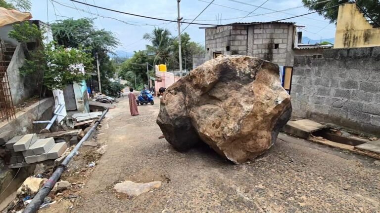 Boulder falls on the street in Vaniyambadi because of the rain; No injured