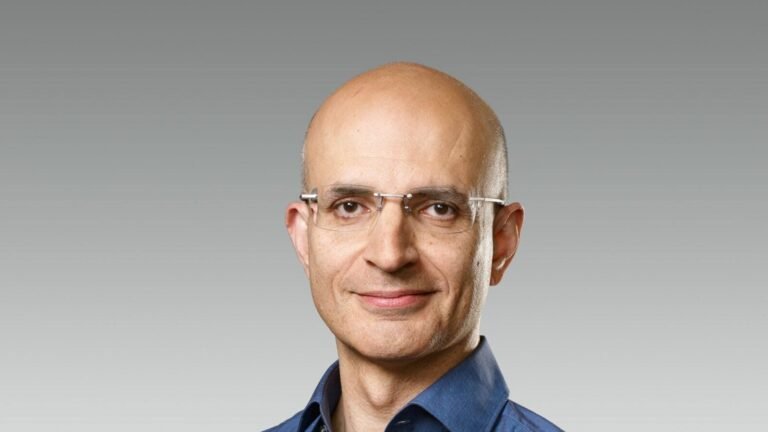 Who is Sabih Khan, the new COO Apple with Indian roots? | Tech Word News