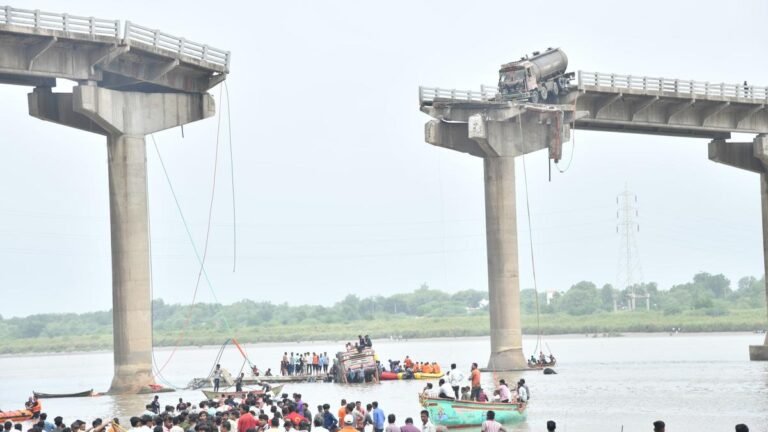 Gambira Bridge collapses in Vadodar; Four vehicles fall into the river, 10 feared dead