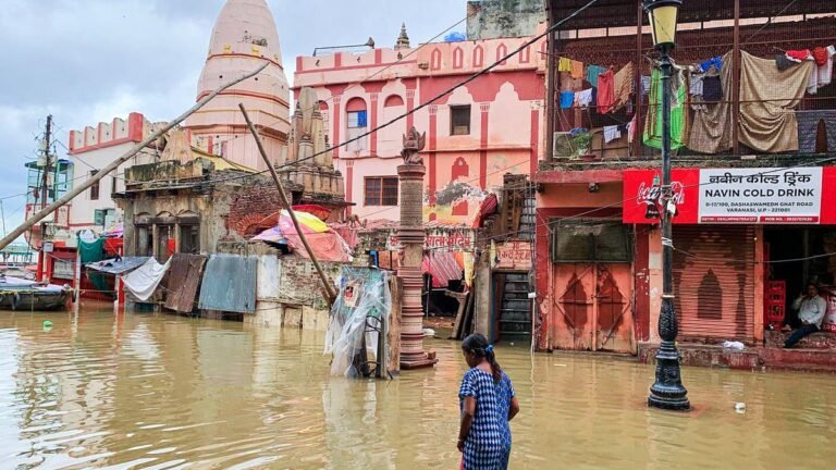 Floods in 13 districts Uttar Pradesh; Ganga flows over the hazard brand in Varanasi