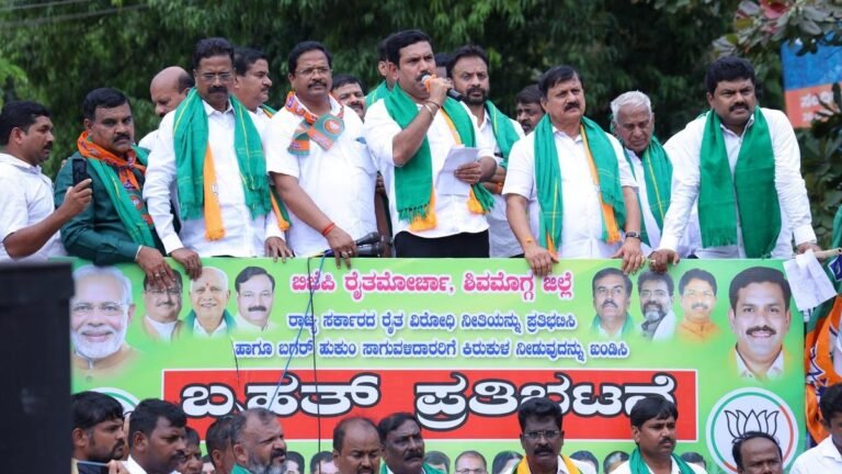 BJP members protest against the Govt Congress.
